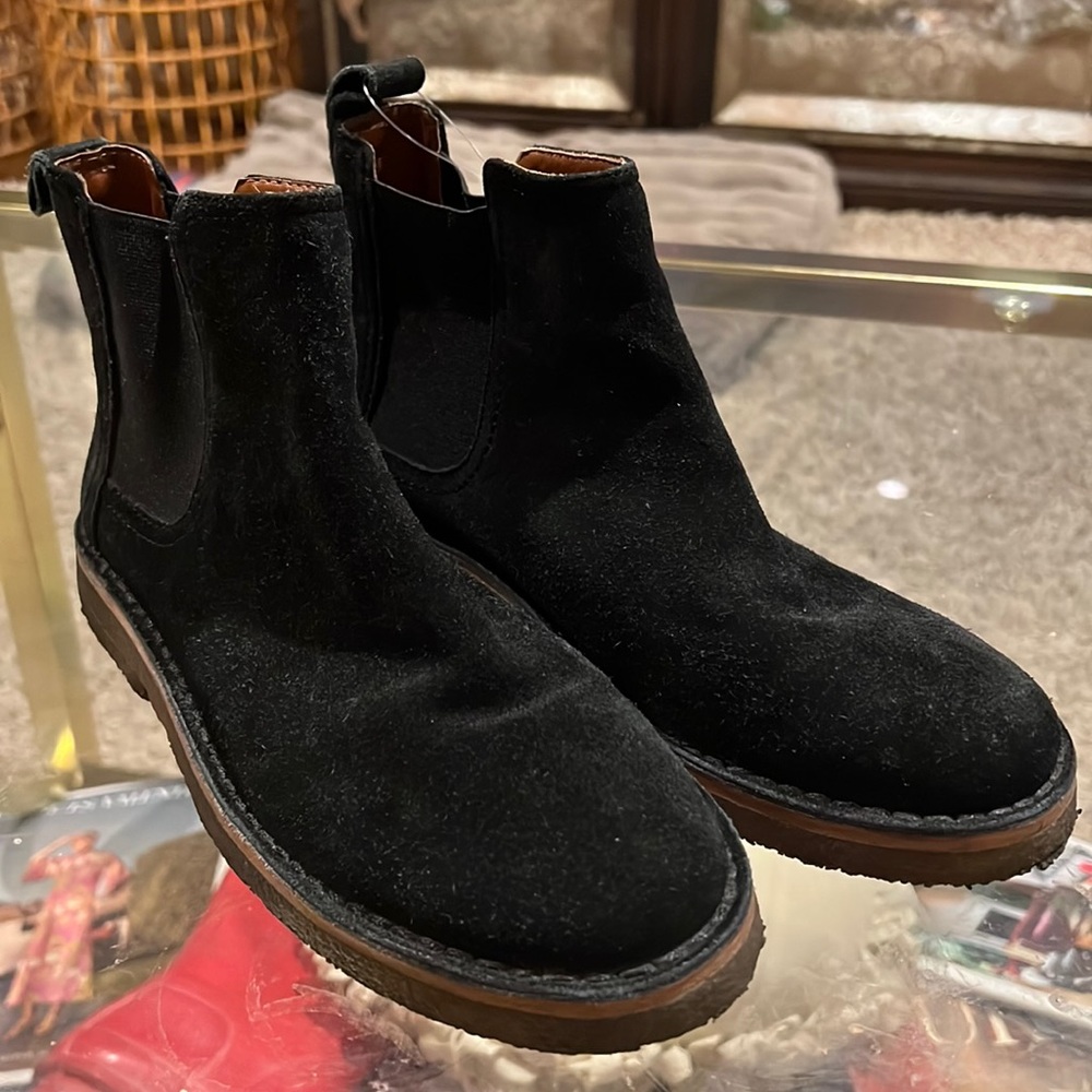 Vince Camuto Cani Chelsea Black Suede Boots w Crepe Soles. Size 7.5M